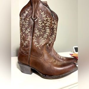 JB DILLION MID CALF BOOT. NEVER WORN